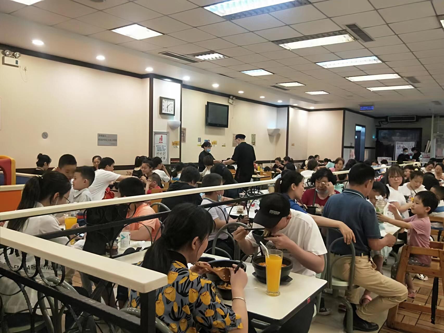 在本地開一家狀元米線需要多少錢？狀元米線公司火熱招商中，沒有餐飲經(jīng)驗不用怕，零經(jīng)驗小白也能開，總部扶持創(chuàng)業(yè)，30平方米即可  開店，無需廚師，操作簡單，品類豐富，快速出餐，堂食加外賣多平臺接單，開店到后期經(jīng)營總部全程幫扶