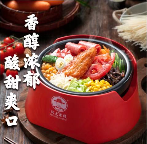 當(dāng)前，我國餐飲行業(yè)發(fā)展態(tài)勢(shì)明顯，主要體現(xiàn)在連鎖經(jīng)營(yíng)、品牌培育、技術(shù)創(chuàng)新、管理科學(xué)化為代表的現(xiàn)代餐飲企業(yè)，逐步替代傳統(tǒng)餐飲業(yè)的手工隨意生產(chǎn)、單店作坊式、人為經(jīng)驗(yàn)管理型，快步向產(chǎn)業(yè)化、集團(tuán)化、連鎖化和現(xiàn)代化邁進(jìn)。狀元米線，持續(xù)努力前行發(fā)展。感興趣的話可以電話咨詢：400-967-2208  地址：山東省濟(jì)寧市兗州區(qū)華金中心13樓